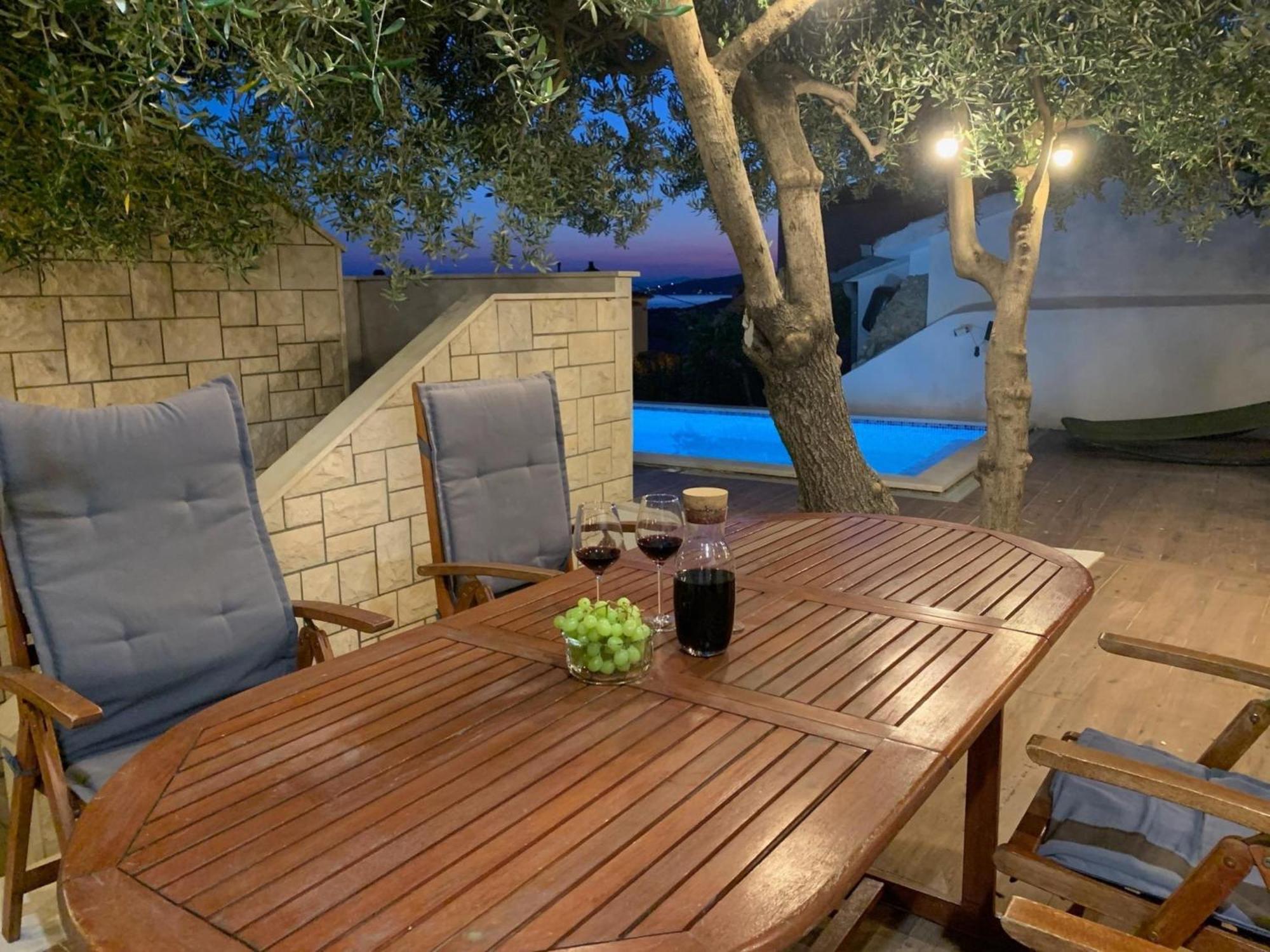 Apartments With Pool Vrdoljak Omiš Chambre photo
