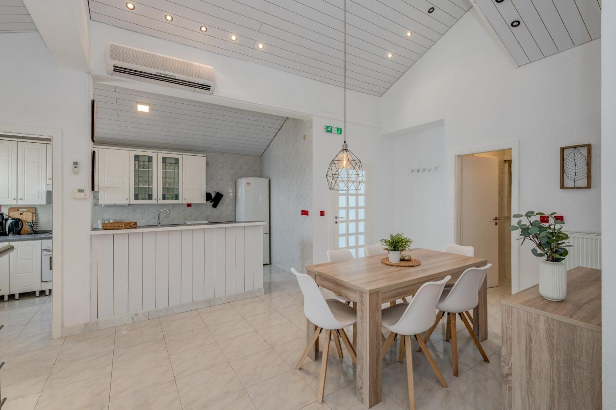 Apartments With Pool Vrdoljak Omiš Chambre photo