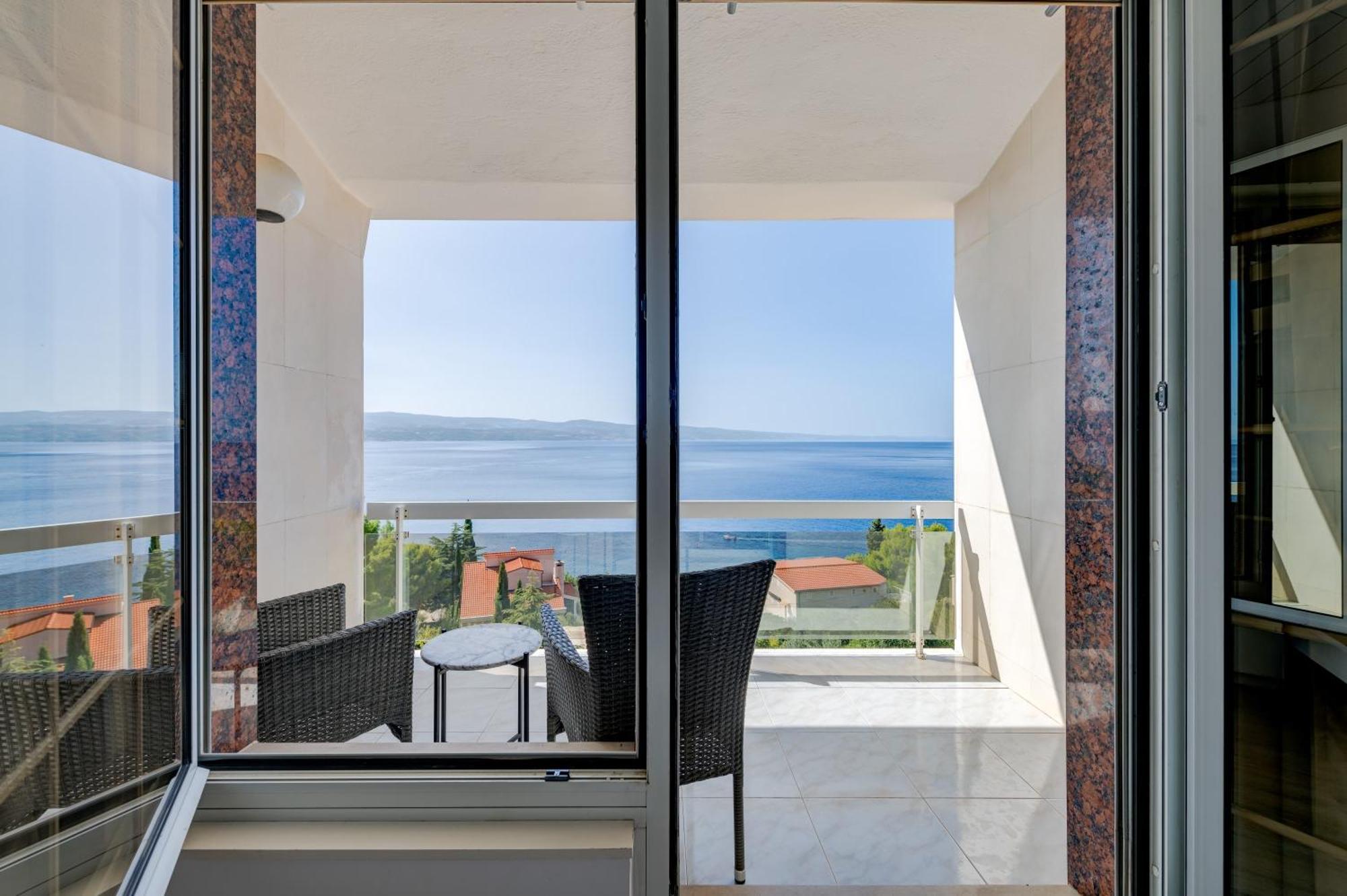 Apartments With Pool Vrdoljak Omiš Chambre photo