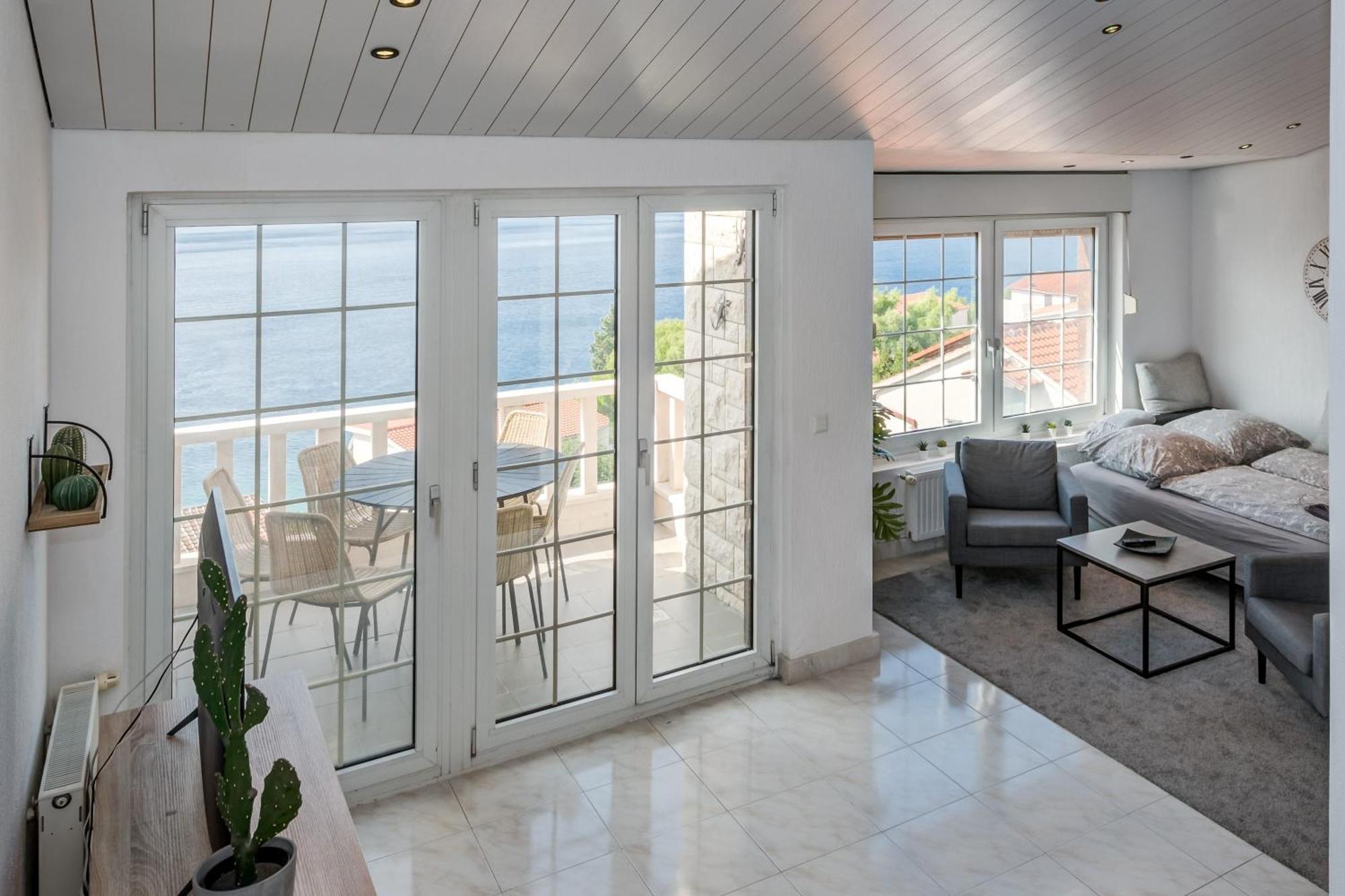 Apartments With Pool Vrdoljak Omiš Chambre photo